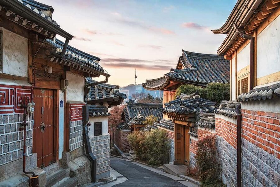 Seoul Day Tour: Gyeongbok Palace, Bukchon, Gwangjang Market - Naksan Park, fortress walls, and night views