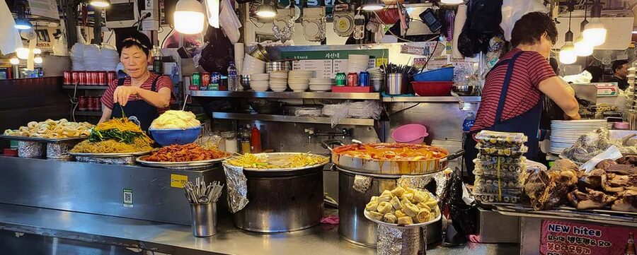 Seoul Day Tour: Gyeongbok Palace, Bukchon, Gwangjang Market - Gwangjang Market, where the tour gets tasty