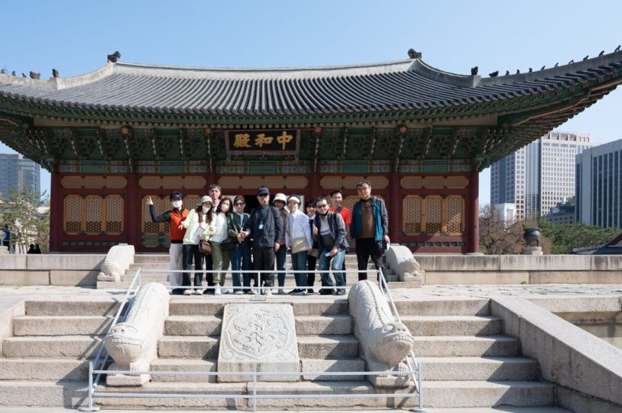 Seoul: Deoksugung Palace Heritage Walking Tour - Meeting at City Hall and entering Deoksugung