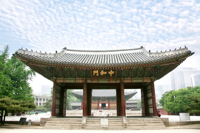 Seoul: Deoksugung Palace Night Tour - Why Deoksugung works so well at night