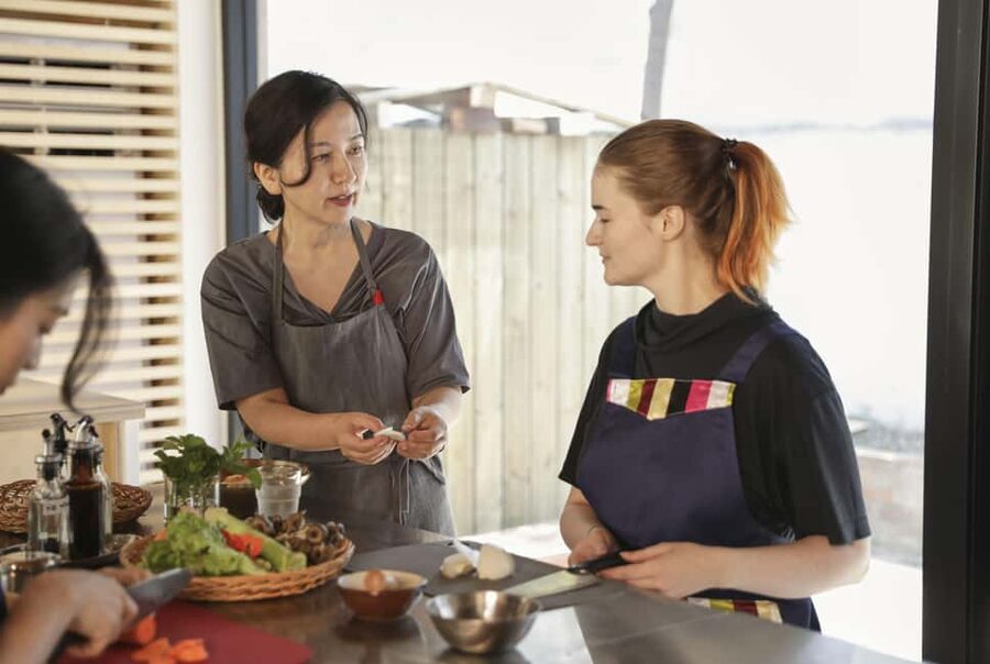 Seoul: Experience Korean Cooking in Modern Hanok Kitchen - Chef Jia’s teaching style and the group experience