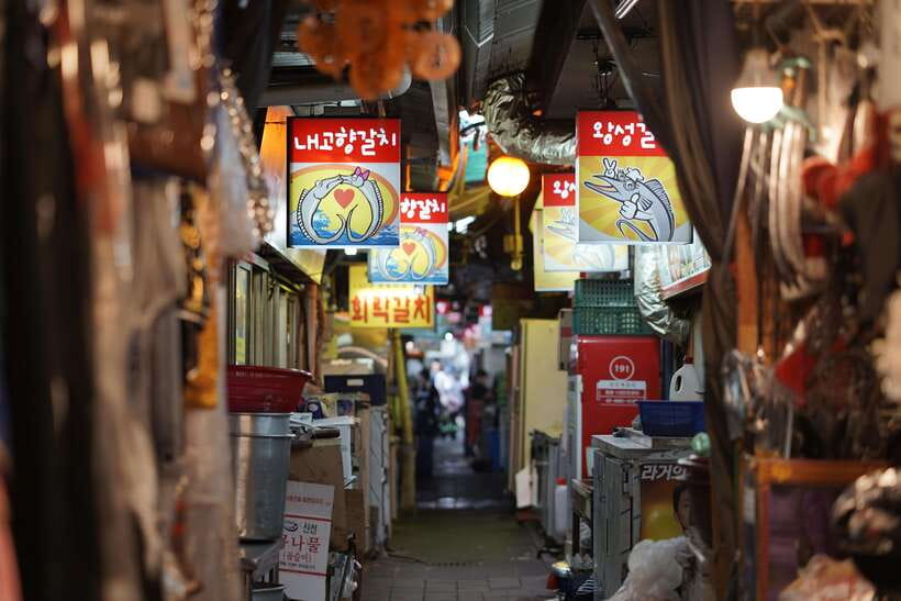 Seoul: Guided Street Food Tour at Namdaemun Market - Sungnyemun Gate adds a strong historical finish