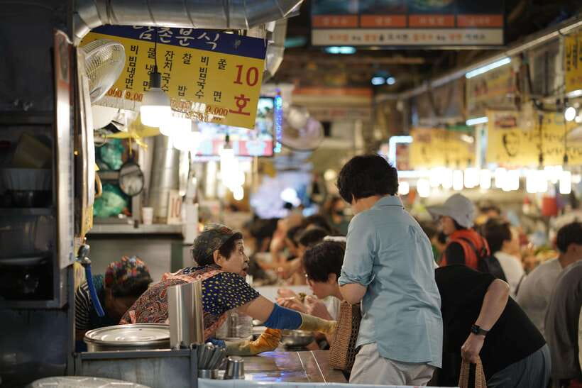 Seoul: Guided Street Food Tour at Namdaemun Market - The first hour: market foods loved by local merchants
