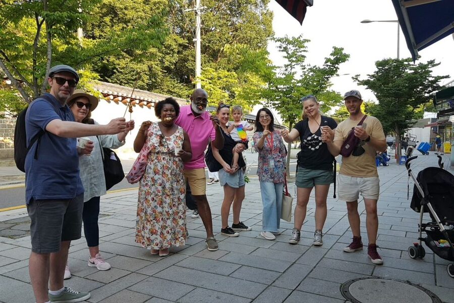 Seoul: Gwangjang Market Netflix Food Tour - A three-hour walk from old art streets to Korean street food