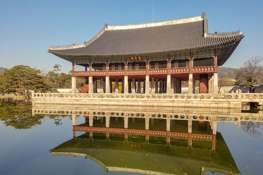 Seoul: Gyeongbok Palace and Bukchon Hanok Walking Tour - Bukchon Hanok Village and Samcheongdong Alley