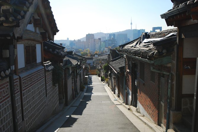 Seoul: Gyeongbok Palace, Bukchon Village, and Gwangjang Tour - Gyeongbokgung Palace and the changing of the guard