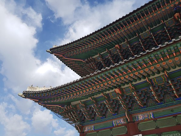 Seoul: Gyeongbok Palace, Bukchon Village, and Gwangjang Tour - The guides make the biggest difference