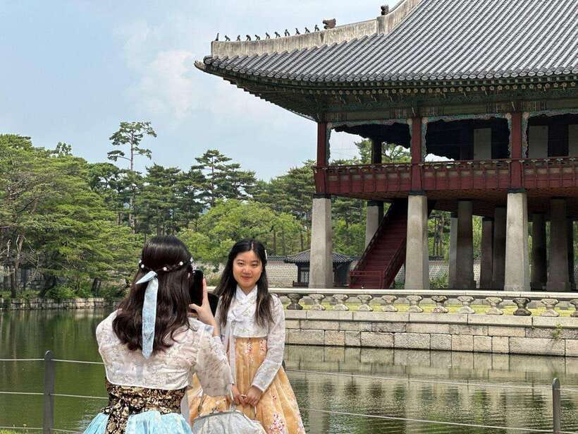 Seoul: Gyeongbok Palace, N Tower, & Local Market City Tour - The ginseng stop: useful context or shopping pause