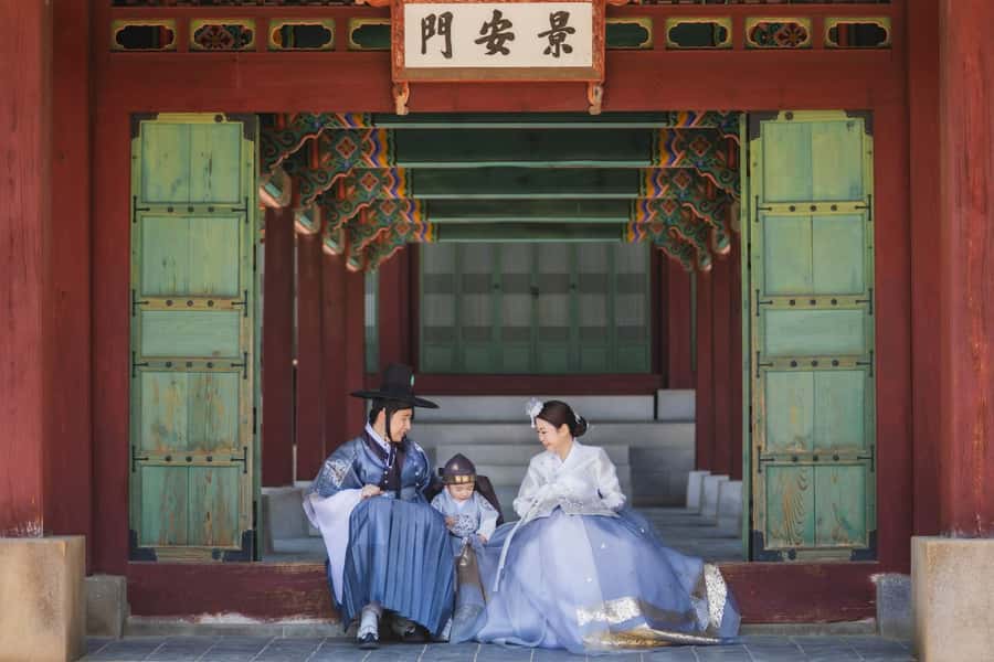 Seoul: Gyeongbokgung / Hanok Village / N Seoul Tower - Wearing hanbok at Gyeongbokgung Palace