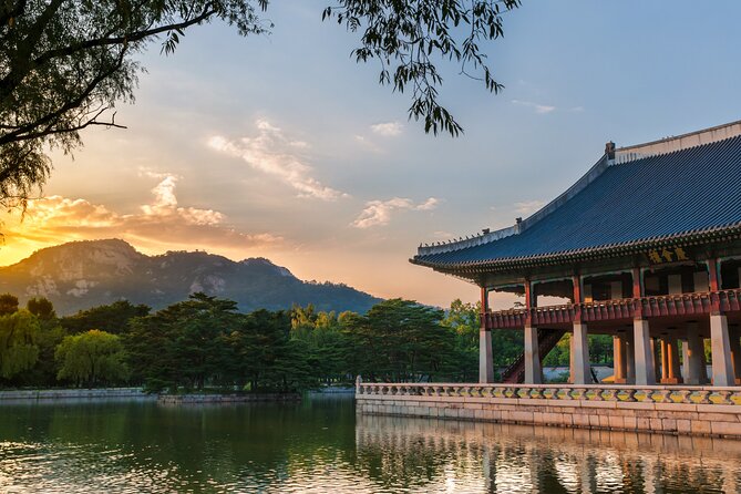 Seoul: Gyeongbokgung Palace Half day Tour - Gyeonghoeru Pavilion and the Palace Setting