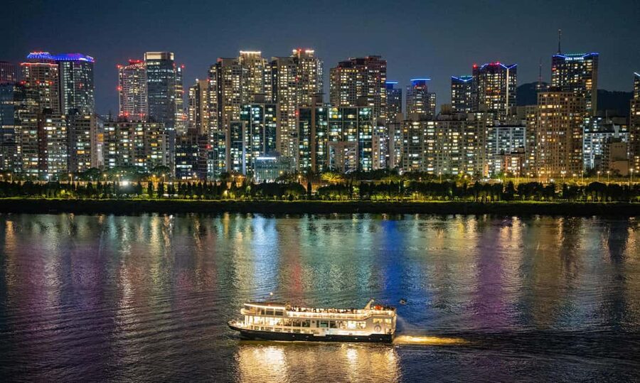 Seoul: Han River Night Picnic & Games with Cruise - Korean games that break the ice quickly
