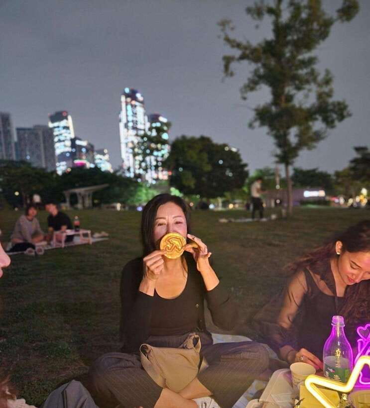 Seoul: Han River Night Picnic & Games with Cruise - Yeouido Hangang Park: Seoul’s outdoor living room