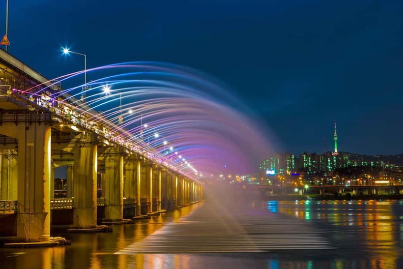 Seoul: Han River Sunset Bike Tour with Rainbow Fountain Show - Crossing Jamsu Bridge after dark