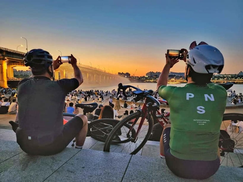 Seoul: Han River Sunset Bike Tour with Rainbow Fountain Show - Nodeul Island and the river view