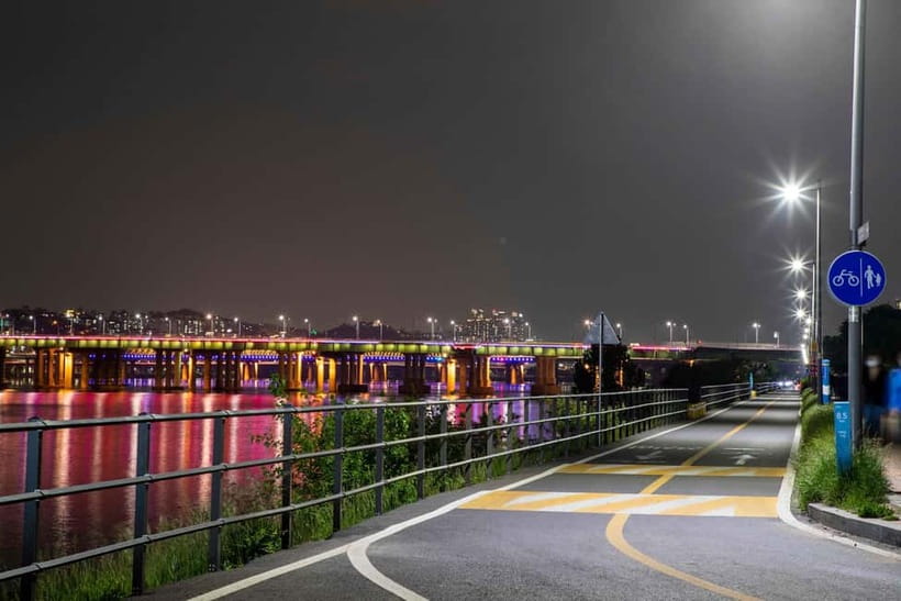 Seoul: Han River Sunset Bike Tour with Rainbow Fountain Show - Returning to Yeouido for ramyeon