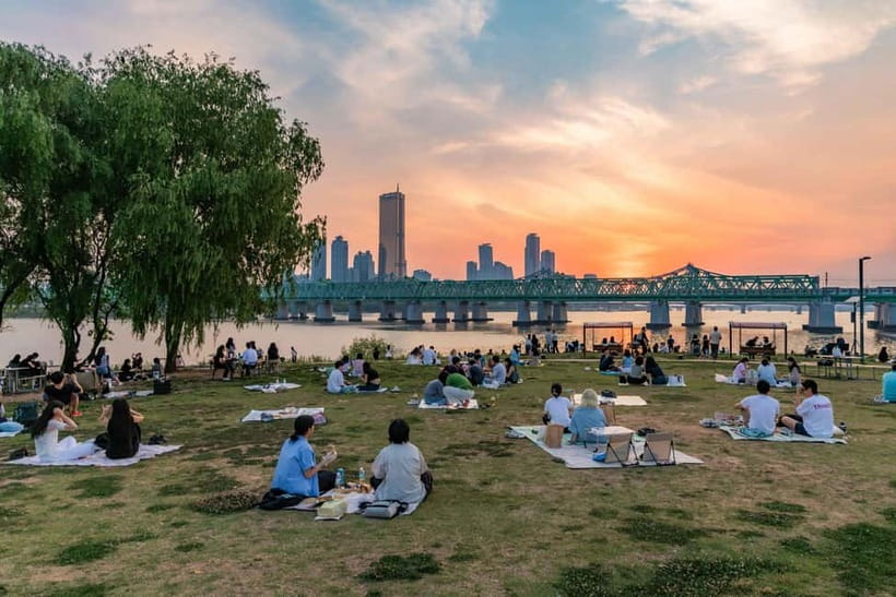 Seoul: Han River Sunset Bike Tour with Rainbow Fountain Show - What the $47 price includes