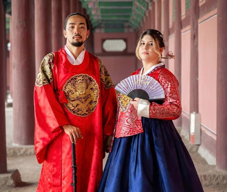 Seoul: Hanbok Photo Tour at Gyeongbokgung Palace - Choosing from 1,500 hanboks at Daehan Hanbok