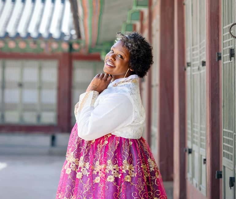 Seoul: Hanbok Photo Tour at Gyeongbokgung Palace - Entering Gyeongbokgung in traditional dress