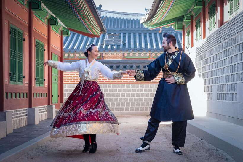 Seoul: Hanbok Photo Tour at Gyeongbokgung Palace - What you receive after taking the photographs