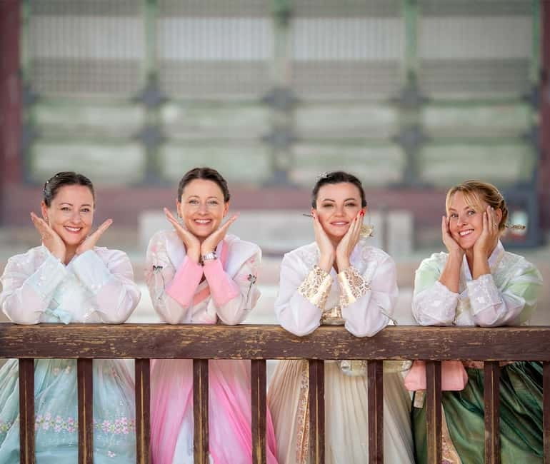 Seoul: Hanbok Photo Tour at Gyeongbokgung Palace - Staying at the palace after the shoot