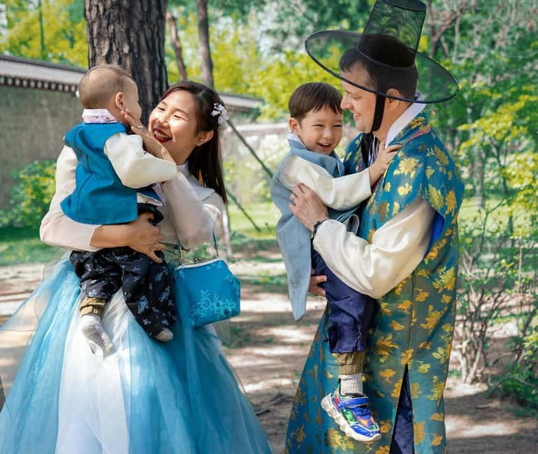 Seoul: Hanbok Photo Tour at Gyeongbokgung Palace - Price, group size, and overall value