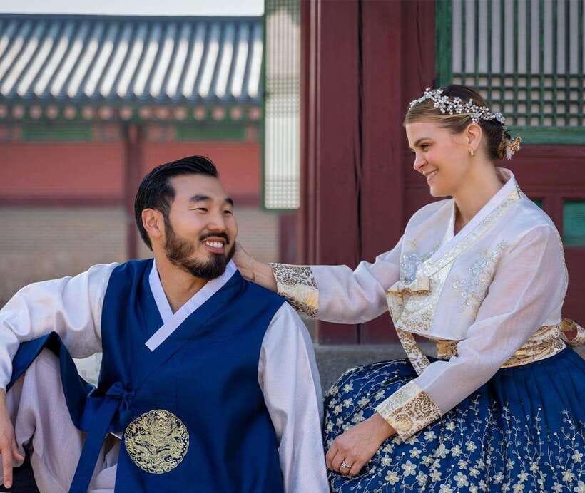 Seoul: Hanbok Rental with Gyeongbokgung Palace Entry - Choosing between traditional and premium hanboks
