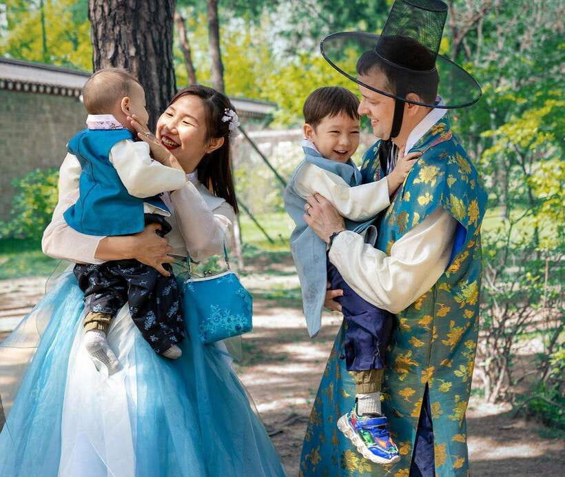 Seoul: Hanbok Rental with Gyeongbokgung Palace Entry - Getting dressed and adding the finishing touches