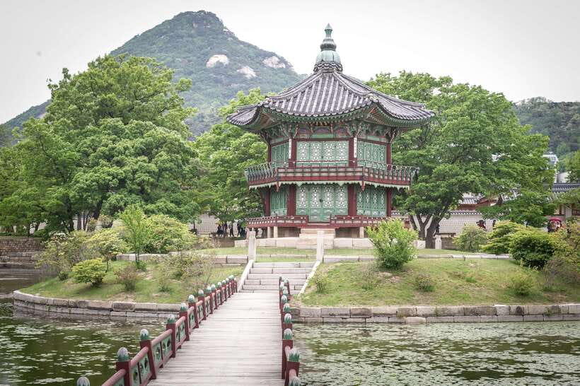 Seoul Highlights: Gyeongbok Palace, Insadong & N Seoul Tower - Gyeongbokgung Palace in one focused hour
