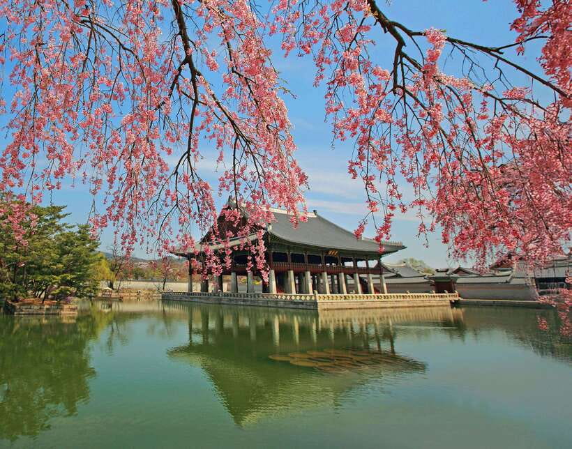 The Gyeonghoeru pavilion standing over its pond at Gyeongbokgung, Seoul