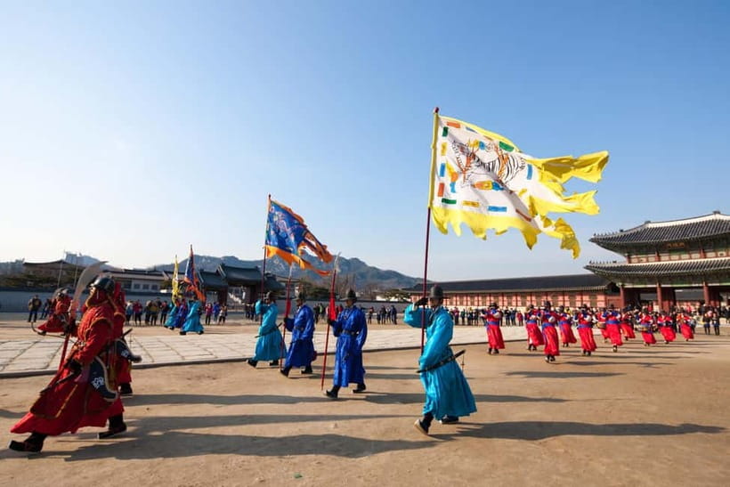 Seoul: Highlights of Seoul Full-Day Tour - Bukchon Hanok Village and the photo-friendly lanes
