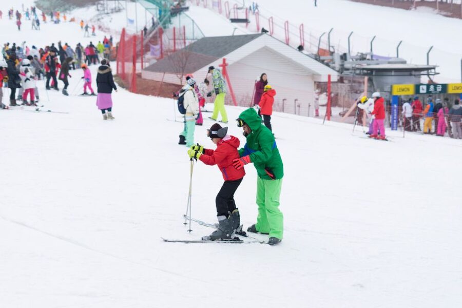 Seoul: Jisan Forest Winter Ski Day Tour with Basic Lesson - Free time on the seven slopes