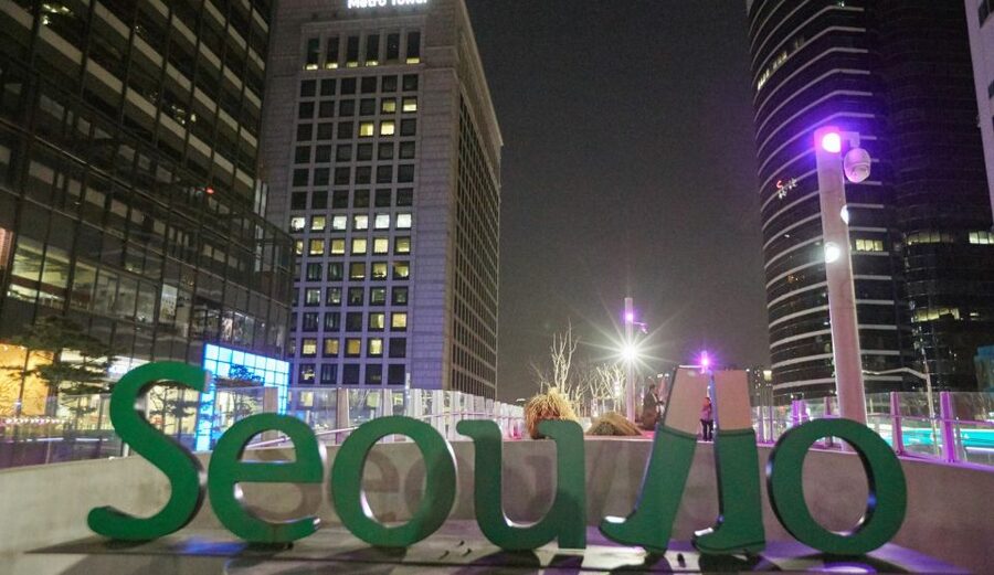 Seoul: Moonlight Rainbow Fountain Show Night Tour - Deoksugung after dark, Seoul’s first change of mood