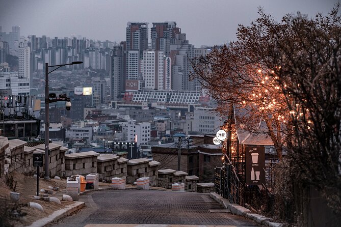 Seoul moonlight walking tour with local historian - The guides shape the experience