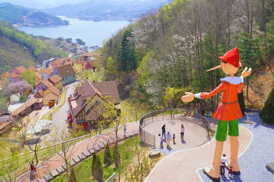 Seoul: Nami and Petite France Tour with Optional K-Garden - Guides, languages, and the shared-group question