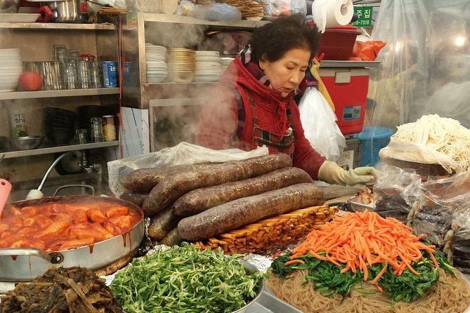 Seoul Night Tour (Gwangjang Market, Royal Palace and Naksan Park) - Guides make the difference