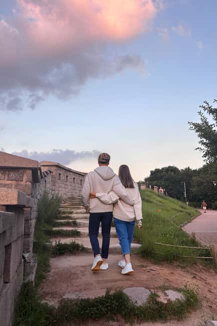 Seoul Night Tour: Naksan Park & Hidden Jems - The 20-minute ride to Naksan Park