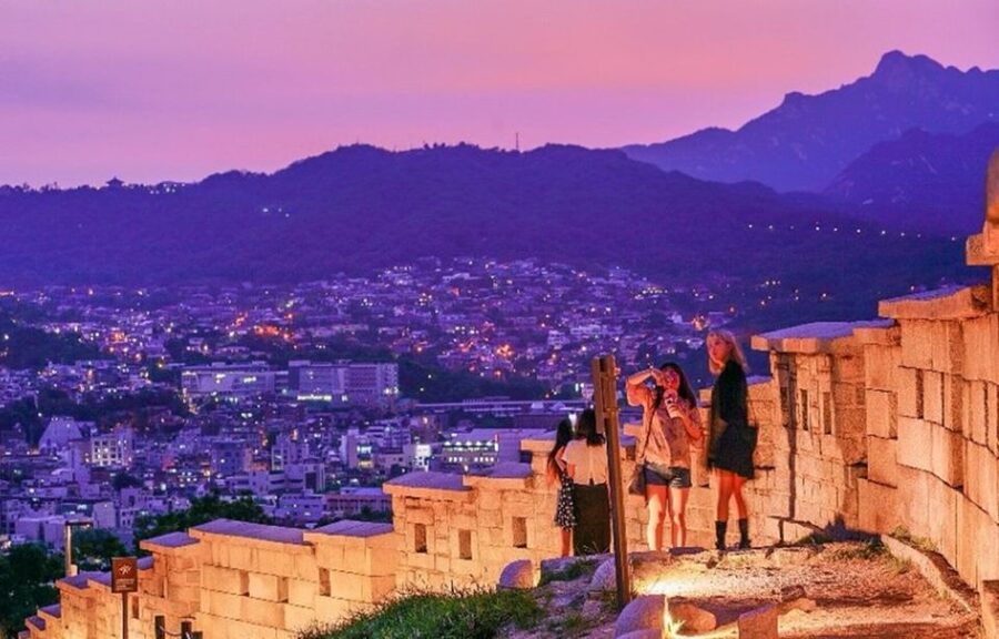 Seoul: Nighttime Tour of Palace, Market, Naksan Park & More - Why this night route works so well