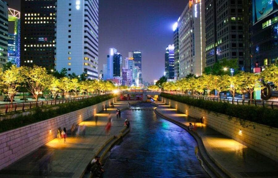 Seoul: Nighttime Tour of Palace, Market, Naksan Park & More - Cheonggyecheon Stream: a quiet pause downtown