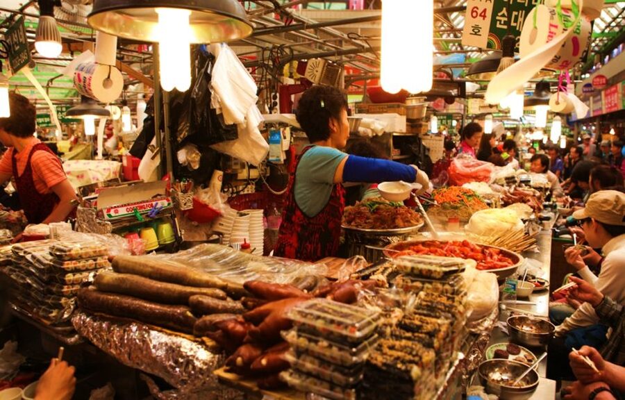 Seoul: Nighttime Tour of Palace, Market, Naksan Park & More - The guide can shape the whole evening