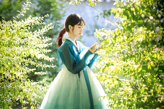Seoul Premium Hanbok Rental at Arihanbok Photoshoot Included - Walking toward Gyeongbokgung Palace