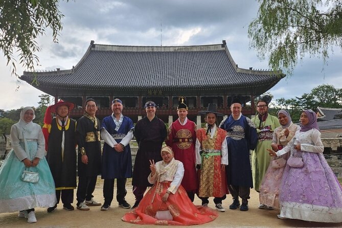Seoul Private 4 Hour Tour with A Korean Buddy - Shopping, street art, and modern Seoul
