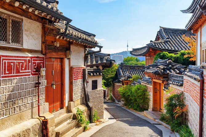 Seoul Private Tour: Palace, Bukchon, Insadong & Han River Cruise - Bukchon Hanok Village and Seoul’s older homes