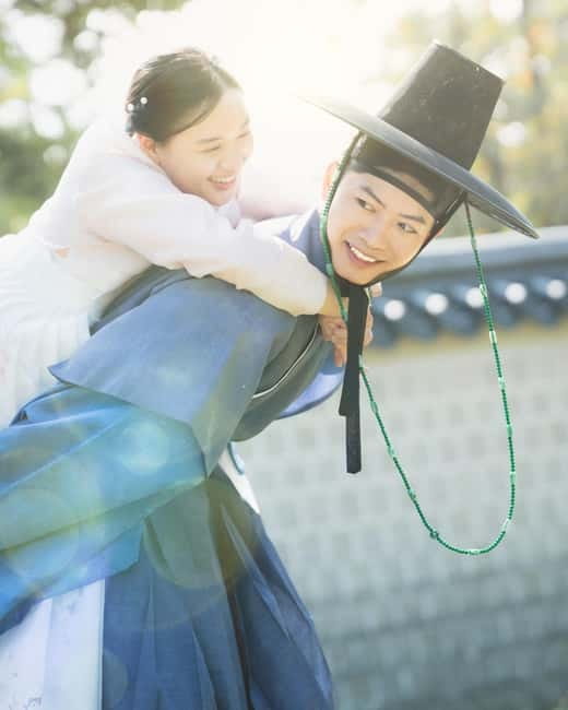 Seoul: Professional Hanbok Photography at Gyeongbok Palace - Choosing a Hanbok That Photographs Well
