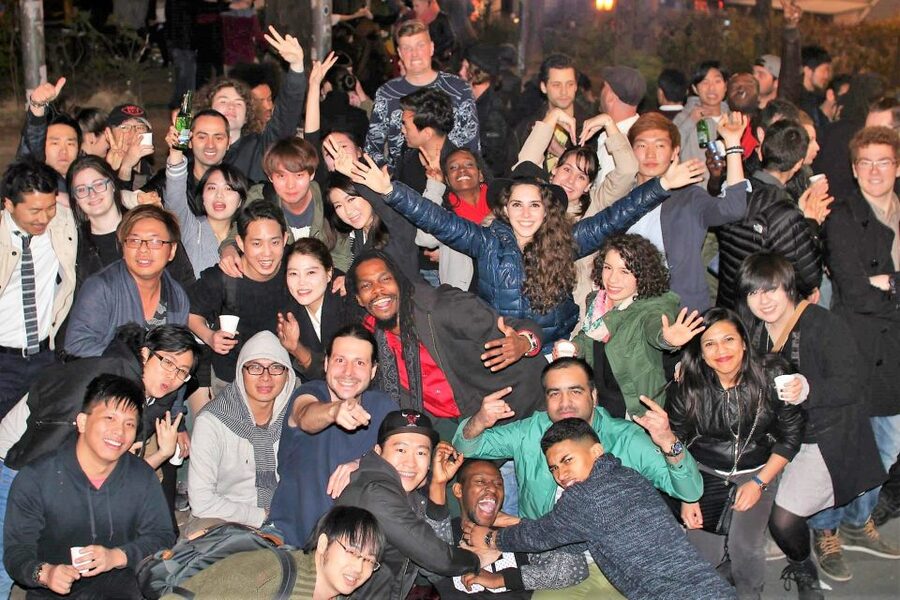Seoul: Pub Crawl - The first bar gives you time to connect