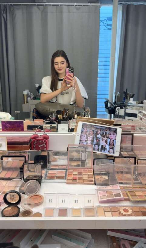 Seoul: Sihyunhada Photo, Personal Color, Makeup&Hair TOUR - From Hapjeong Station to a Seoul beauty makeover