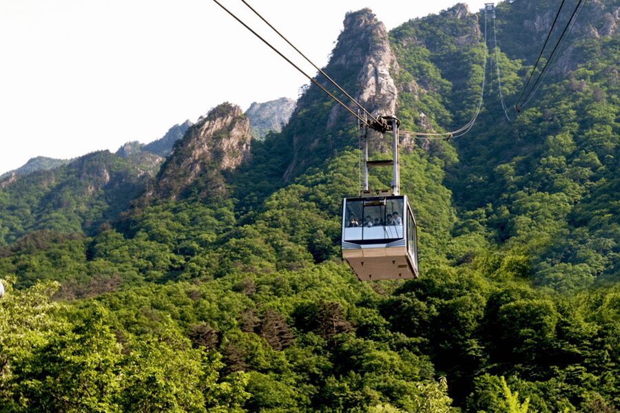 Seoul: Sokcho beach, market, hot spring and Seorak Cable Car - Guides, transport, and the shape of the day