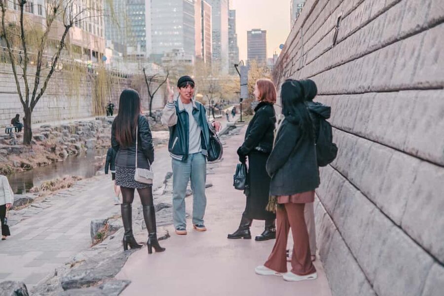 Seoul: Street Photoshoot and Hidden Gem History Walking Tour - Sewoon Arcade: an unexpected modern backdrop