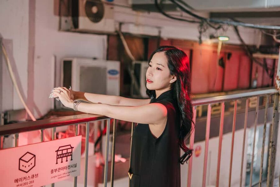 Seoul: Street Photoshoot and Hidden Gem History Walking Tour - Tips for looking comfortable in front of the camera