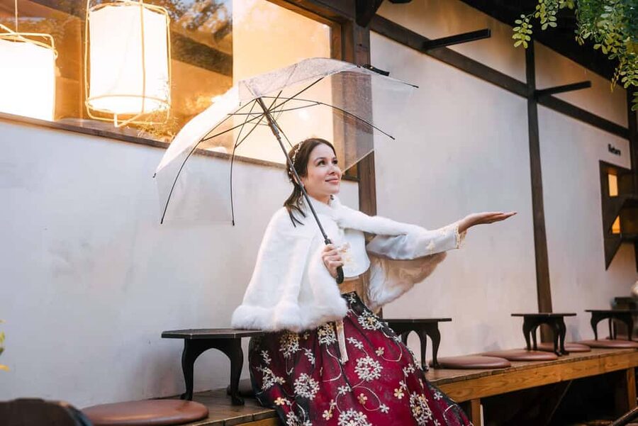 Seoul: Street Photoshoot and Hidden Gem History Walking Tour - Who should book this Seoul photo walk?