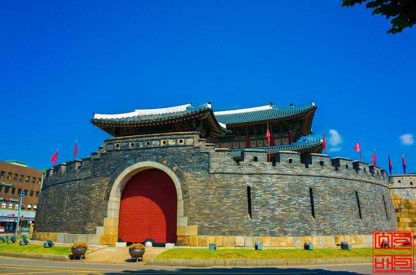 Seoul: Suwon Hwaseong, Folk Village, & Starfield Library - How the day feels in practice